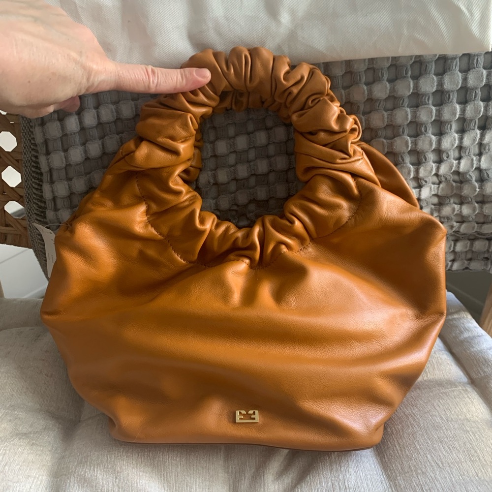 NWT Frame Le scrunch mini handbag in Caramel tan color